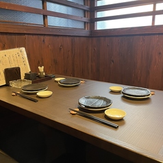 足元を気にせずゆったり座れる掘りごたつ席。和を感じる空間で寛ぎの時間をお過ごしください。