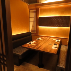 【完全個室テーブル　4名様席×2】プライベート空間で安心してお食事できる個室を完備。接待などの大事な場面に◎仲の良いご友人たちとの打ち上げなどにも最適です！