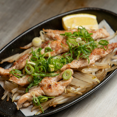 自家製ピリ辛ソースが決め手！必食の絶品ホルモン焼き！