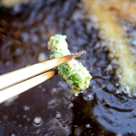 季節の食材を一つずつ丁寧に。揚げたての天ぷらは必食