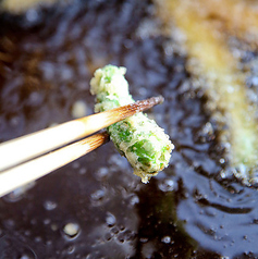 季節の食材を一つずつ丁寧に。揚げたての天ぷらは必食