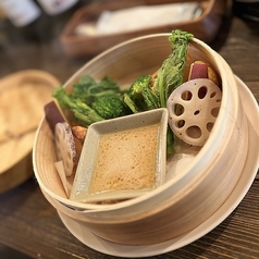 西荻窪老舗八百屋の旬野菜を使ったカニ味噌バーニャカウダのせいろ蒸し