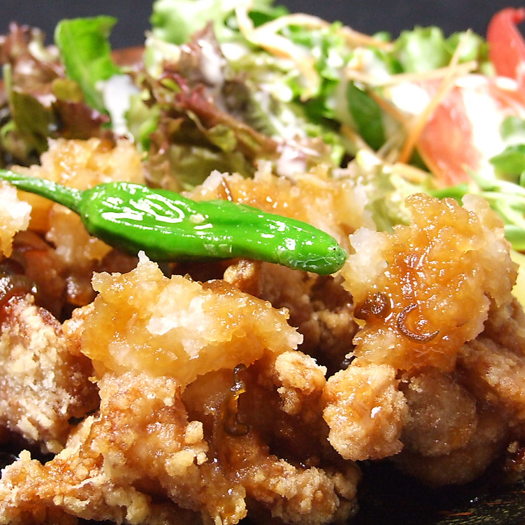 コース料理に含まれている『カリカリチキン』。焼鳥屋ならではの鶏料理はひと味もふた味も違う！