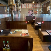 女子会や仕事帰りの一杯など使い勝手抜群なテーブル席