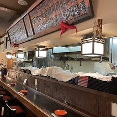 カウンター席はお一人様大歓迎です！サク飲みに最適なアットホームな空間で、周りを気にせず気軽にお食事やお酒を楽しめます。オープンキッチンの活気ある雰囲気を感じながら、特別なひとときを存分にお過ごしください。