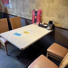 清潔感のあるシンプルなデザインの四人掛けテーブル席。座面が柔らかなクッションなので、快適な座り心地になっております♪全体的に温かみのある雰囲気を醸し出している店内は、友人や家族とともにリラックスした時間を過ごすのにぴったりな場所。家族の集まりや、買い物帰り、飲み会など、多様なシーンにお使いください！