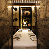 店内はオシャレで落ち着いた雰囲気の空間が広がっています。夜は照明が暗めに設定され、大人の隠れ家のようなロケーションです。デートや接待、記念日など、大切なシーンを優雅に演出いたします。