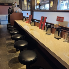 カウンター席は７席分ご用意いたしております。お一人様からでも大歓迎です♪店内は穏やかな照明で落ち着いた印象を与えています。目の前は摺りガラスで仕切りになってますので、人目を気にせず食事を楽しむための快適なスペースとなってます。自分だけの時間を楽しみたい方におすすめします！ぜひ、気軽にお越しください。