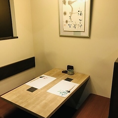 2名様～4名様でご利用いただけるテーブル席。ご同僚やご友人とのちょっとしたお酒の席に。通路に面しています。