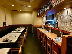 広々としたテーブル席は、お客様に心ゆくまでおくつろぎいただける空間です。足を伸ばしてゆったりと座れるので、時間を気にせずお食事や会話をお楽しみいただけます。ご家族やご友人との食事はもちろん、デートや少人数の飲み会にも最適です。