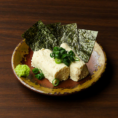 【鶏そぼろチーズ豆腐】鶏そぼろとチーズが香る◎優しい豆腐に旨みを添えた、大人な味わいです。の写真