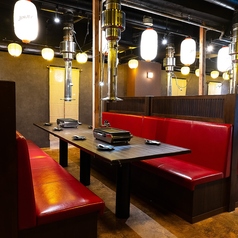 気軽に立ち寄れる2～4名席をご用意！仕事帰りのサク飲みや、美味しいお肉とお酒をじっくり楽しみたい方にぴったり。落ち着いた雰囲気の中で、自分だけの贅沢な時間をお過ごしください！