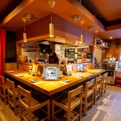 店内奥まで続くカウンター席はお一人様でも利用しやすい空間。スタッフとの距離が近く料理の相談もしやすい雰囲気で、活気ある厨房の熱気を感じながら焼き立ての名物円盤餃子を気軽に楽しめます。14時からの昼飲みや仕事帰りのサク飲みなど、お好きなお酒と餃子を自分のペースで気軽に楽しむのに最適な特等席です!