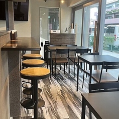 店内には、気軽に立ち寄れるカウンター席を3席ご用意。おひとり様でのご利用はもちろん、お仕事帰りの一杯や少人数でのお食事にも最適です。落ち着いた空間で、自慢のもつ鍋とお酒をゆっくりお楽しみください。