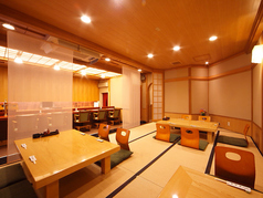 4名席2つ、2名席1つございます。