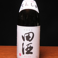 【田酒】青森県、西田酒造店の代表銘柄。西田酒造が昭和45年に造りに着手し、3年をかけ商品化された人気銘柄です。仕込みは完全なる手造り。人気賞品の「特別純米酒　田酒」は清らかさと、風格ある米の旨味を感じさせてくれます。