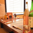 店主こだわりの日本酒を飲みながら、ゆっくりと食事を楽しめるテーブル席。