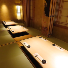 【掘りごたつ個室　6名様席×2】楽な姿勢で快適にご利用できる掘りごたつタイプの個室席です。グループでの食事にぜひ！足が疲れにくいお席になるのでお子様連れにも最適♪