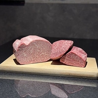 松阪牛・近江牛を中心に、赤身の旨味が強い肉を使用