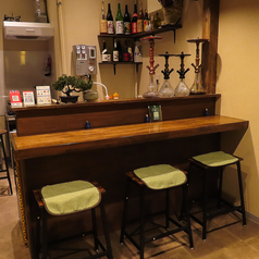 ６名様分のカウンター席は、落ち着いた空間で作業をしたい時にピッタリのお席です。Wi-Fiも完備しているため、ネットもサクサクアクセスできます♪小腹が空いたときは、全品500円(税込)以下のおにぎりや茶わん蒸しでお腹を満たして体力チャージ！