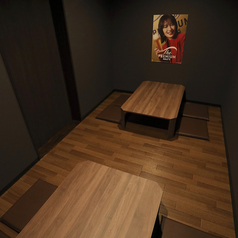 4名様テーブル×2席で、最大10名様までOK！友達同士の飲み会や誕生日会、ゼミ飲みにもぴったり！周りを気にせずゆっくり過ごせます。