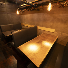 各テーブル席はロールカーテンで仕切れる半個室になります！