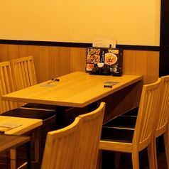 団体様でのご利用が可能なテーブル宴会席は貸切宴会・パーティーに最適です。カジュアルな明るい店内で、大切な方との特別なお時間を…ご人数、ご予算などお気軽にご相談ください。