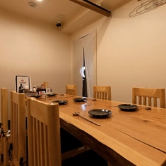 【完全個室テーブル席：2～6名様】ご友人や同僚との飲み会、少人数でのお食事に最適◎扉付の完全個室で、ゆったりとお過ごしいただける空間です。少人数での飲み会はもちろん、接待やデート、誕生日や記念日など、特別なシーンにも最適。落ち着いた雰囲気の中、思い出に残るひとときをお楽しみください。