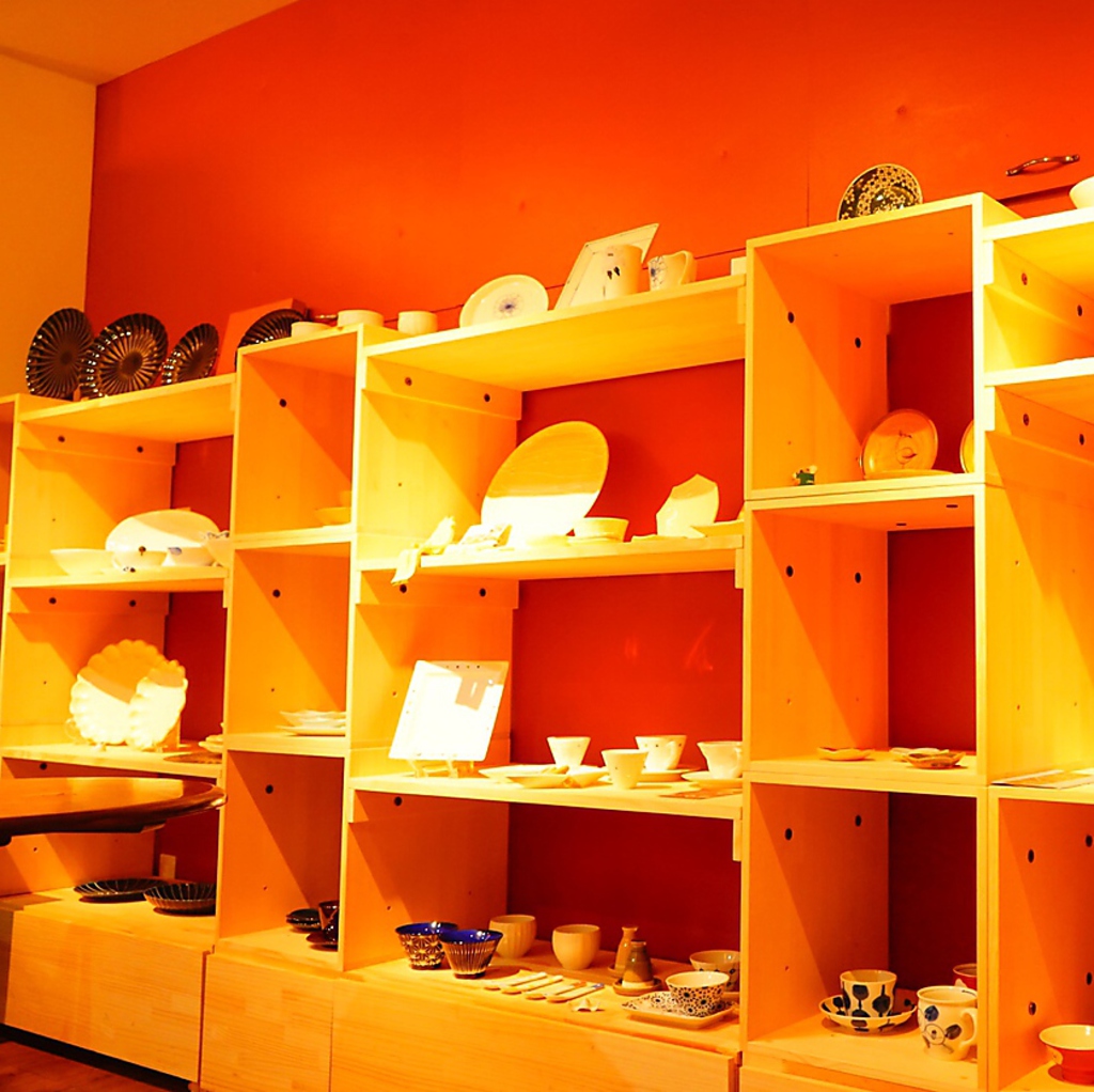 全国の作家さんが手掛ける器たち。店内で販売も行っています