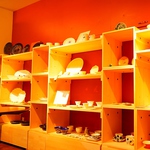 全国の作家さんが手掛ける器たち。店内で販売も行っています