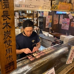 店内中央、迫力の焼き場で焼き師が奮闘中！備長炭で焼き上げる大山鶏＆もち豚！