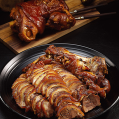 当店こだわりの逸品「豚足」★プリプリとした皮の部分と、歯ごたえある肉が絶妙にマッチした人気の韓国料理の写真