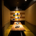 【5~8名様用 テーブル個室】ウッドテイストを基調とし、暖色照明が灯す店内は神戸に居ながらも都会の喧騒を忘れてゆっくりとお食事を堪能頂ける空間を演出しております。大事な顧客との接待や誕生日会・女子会・顔合わせや歓送迎会などプライベートな利用シーンにご利用下さい。