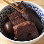 自慢の黒おでん。