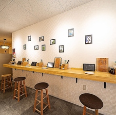 最大4名様までご利用いただける心地よいスペースです。おひとり様での気軽な食事や、デートにも最適な環境が整っています。木の温もりを感じるカウンターは、リラックスしながらお食事を存分に楽しむのにぴったりなお席です。