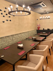 2～12名様でご利用いただけるテーブル席です。広めのチェアとテーブルで、ゆったりとお過ごしいただけます。ご家族やご友人、デートでのご利用におすすめです。