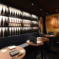 ≪入り口席（SAKEホール）/1名～10名様≫壁一面に広がる日本酒に囲まれながら、お酒とお食事が楽しめるお席！お一人様でもお気軽にどうぞ♪