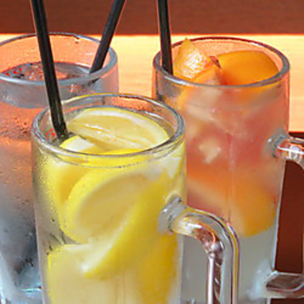 当店おすすめ 『かちわり生サワー！』　生果実がたくさんはいった珍しいお酒！SNS映えにも◎