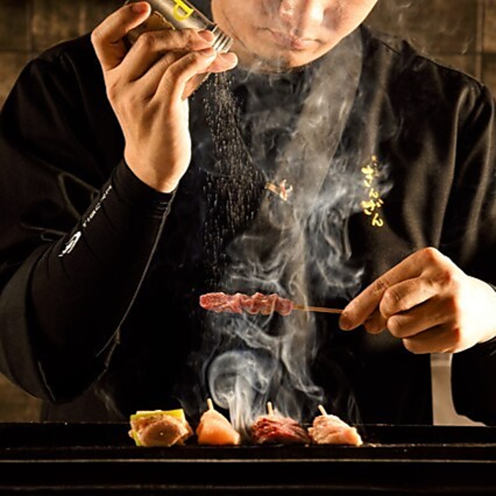 朝挽き地鶏を豪快に炭火で焼き上げる、旨味が凝縮した絶品焼き鳥！秘伝のタレ&厳選塩でご堪能下さい