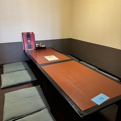 多彩なシーンに活躍する6名までのお座敷です。各種飲み会やイベントにぴったりな広々としたスペースをご用意しています。座敷内の静けさが、心を落ち着かせてくれることでしょう。リラックスしながら、心温まる料理を楽しむことができます。親しい友人や家族との会話が弾む和やかな空間です★集まりなどにご利用ください。