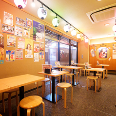 気取らず落ち着く和みの店内…ワイワイと飲み会を楽しみたいお客様におすすめのテーブルを多数完備しています！