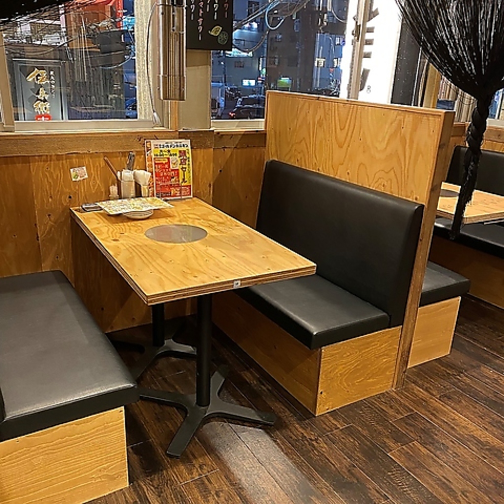 ボックス席も完備。当店のテーブル席は席同士の間隔を広めに設定しております。
