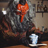 【天狗が接客するお店】シーシャとお手軽な和風料理を提供する当店では、和の雰囲気が漂う店内で天狗がお好みのフレーバーのシーシャを提供したり、お酒にまつわる妖怪の解説をお酒を飲みながら聞くことが出来る≪非日常体験≫をお楽しみいただけます。お一人様やお友達・恋人とぜひ異世界空間に足を運んでみては？