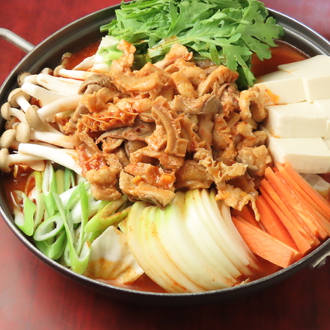 チゲ鍋などの定番料理から、最近話題の三段豚バラセットまで韓国料理が盛りだくさん♪