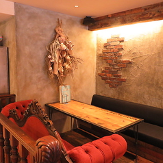 ★アンティークなレッドベロアのカウチソファ★ ラグジュアリーなデザイン華やかな赤いベロア生地のとってもゆったりした座り心地の良いカウチソファー席。当店人気ソファー席