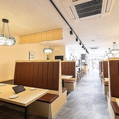 8名様までご利用いただけるテーブル席は広々としたスペースで友人や家族との団らんに最適です。プライベート感を大切にした居心地の良い空間で、温かみのあるインテリアと心地よい照明がリラックスした雰囲気を演出してます。