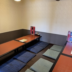 花梨の最大1２席のお座敷は特別な時間を演出するのにぴったりです！大人数での集まりやイベントにも最適で、リラックスした雰囲気の中でお楽しみいただけます♪家族との集まりに最適な空間で、周囲を気にせずにリラックスして過ごせます。座敷席でゆったりくつろぎ、プライベートな空間で特別な時間を過ごす事ができます◎