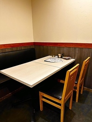 当店のテーブル席は、広々とした造りが自慢です。お料理をたくさん並べても余裕があり、お客様には窮屈さを感じさせません。ゆったりとした空間で、お食事や会話を心ゆくまでお楽しみいただけます。時間を忘れて寛ぎたい時に最適です。