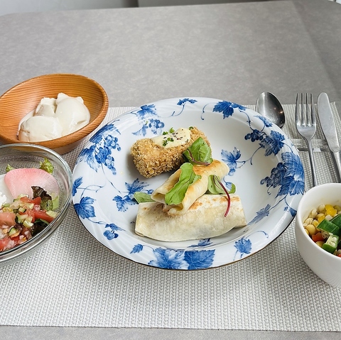 6月のヴィーガンランチは、ナイフとフォークで愉しむ豆腐ランチです。