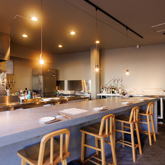 おひとり様からご利用いただけるカウンター席です。オープンキッチンの非日常を体感できる空間となっています。